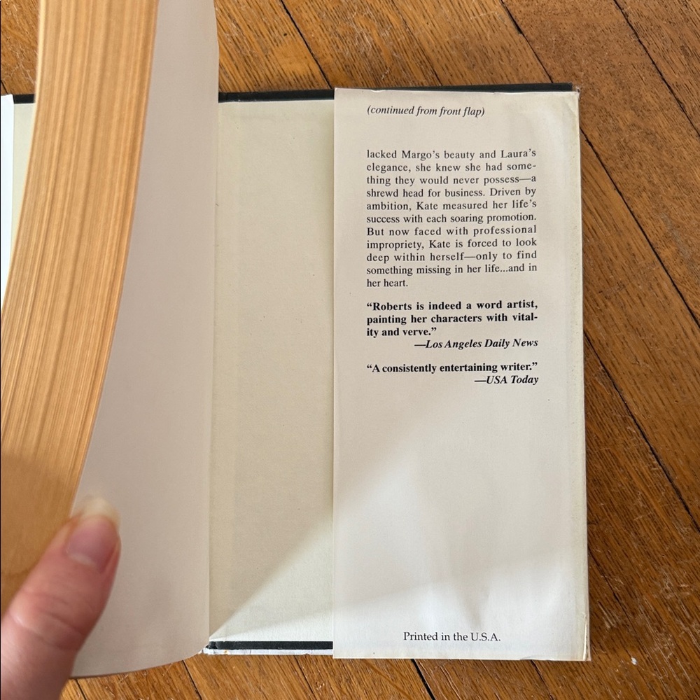 Nora Roberts - Holding the Dream hardcover - Picture 7 of 16